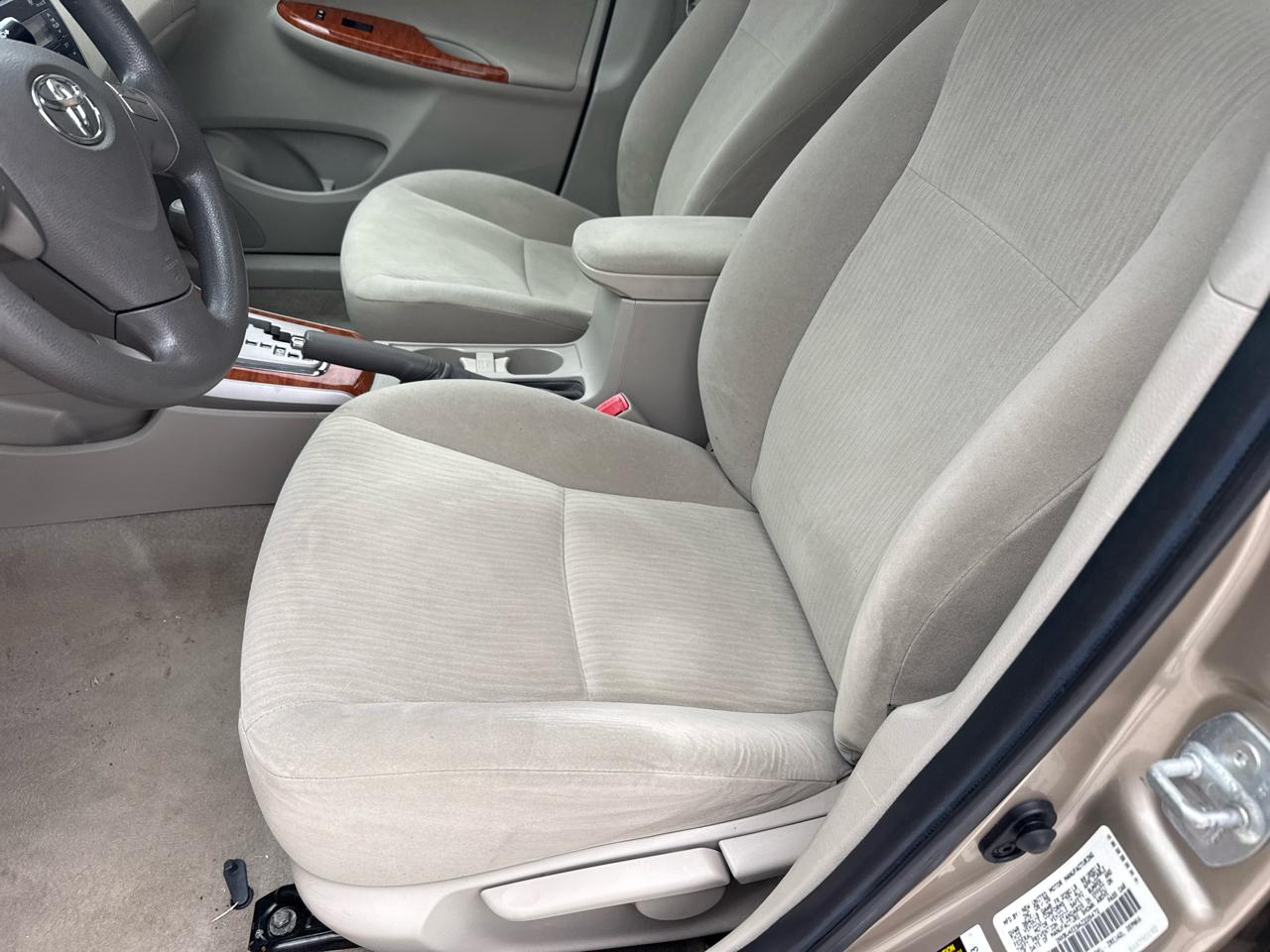 Toyota Corolla 4dr Sdn Man (Natl) 2010