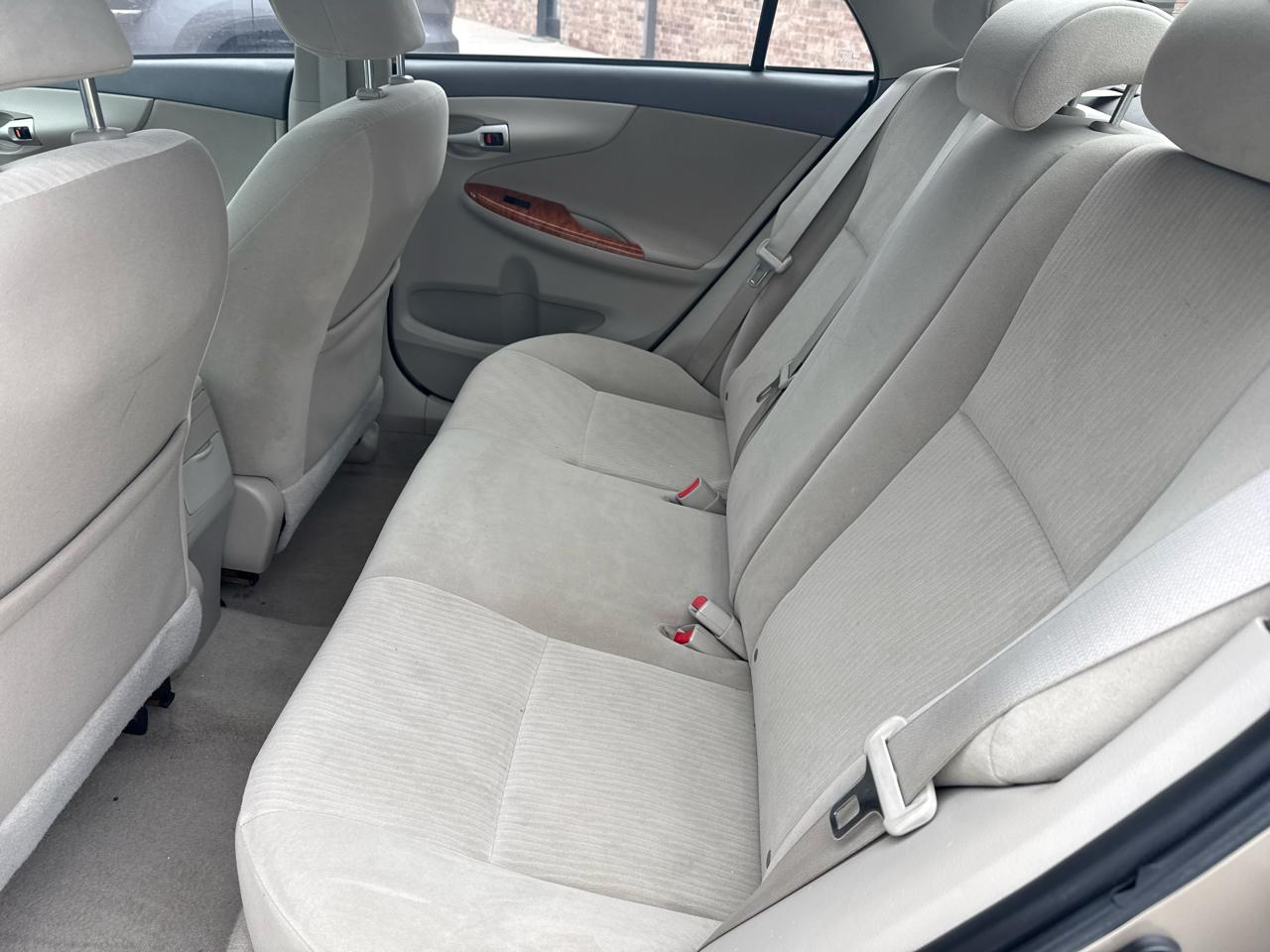 Toyota Corolla 4dr Sdn Man (Natl) 2010