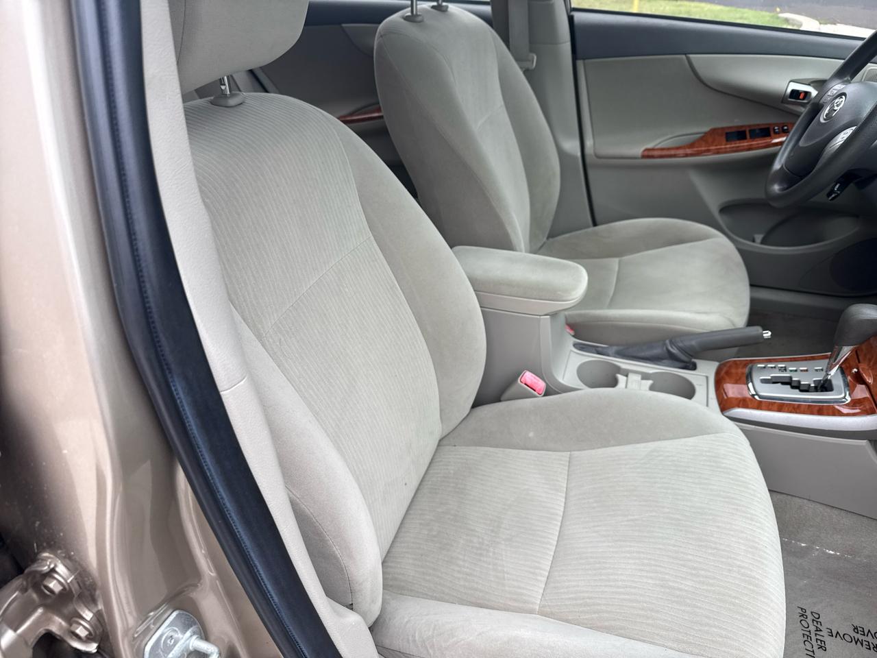 Toyota Corolla 4dr Sdn Man (Natl) 2010