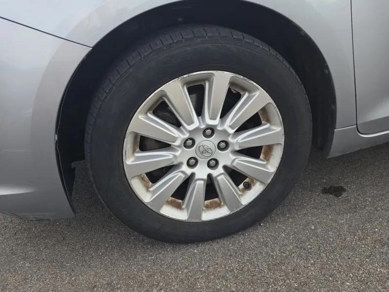Toyota Sienna 5dr 7-Pass Van V6 XLE AWD (Natl) 2013