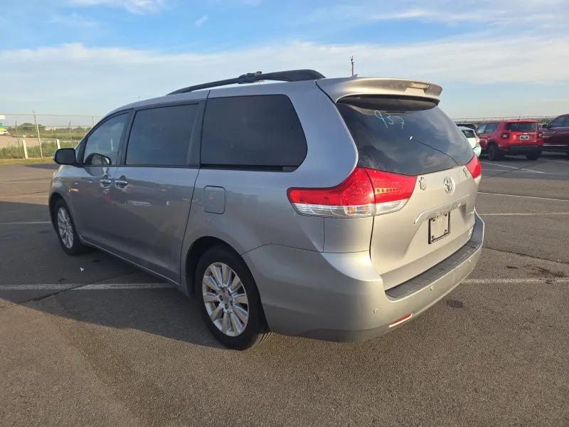 Toyota Sienna 5dr 7-Pass Van V6 XLE AWD (Natl) 2013