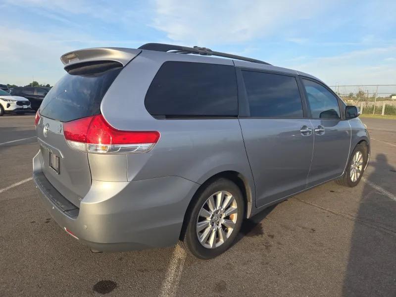 Toyota Sienna 5dr 7-Pass Van V6 XLE AWD (Natl) 2013