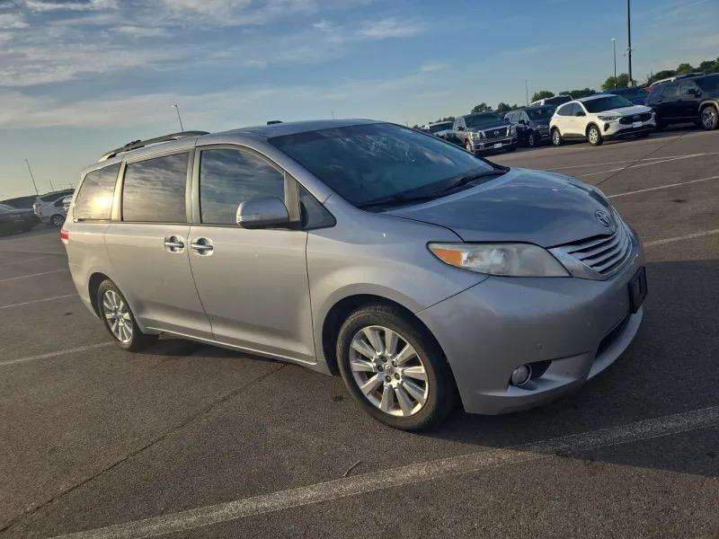 Toyota Sienna 5dr 7-Pass Van V6 XLE AWD (Natl) 2013