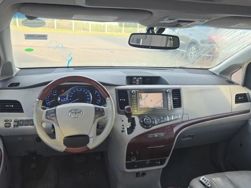 Toyota Sienna 5dr 7-Pass Van V6 XLE AWD (Natl) 2013