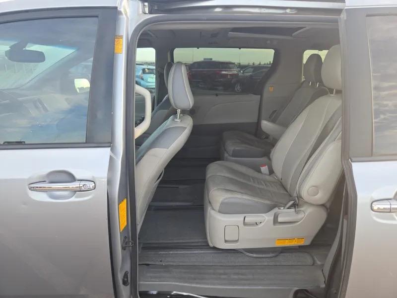 Toyota Sienna 5dr 7-Pass Van V6 XLE AWD (Natl) 2013