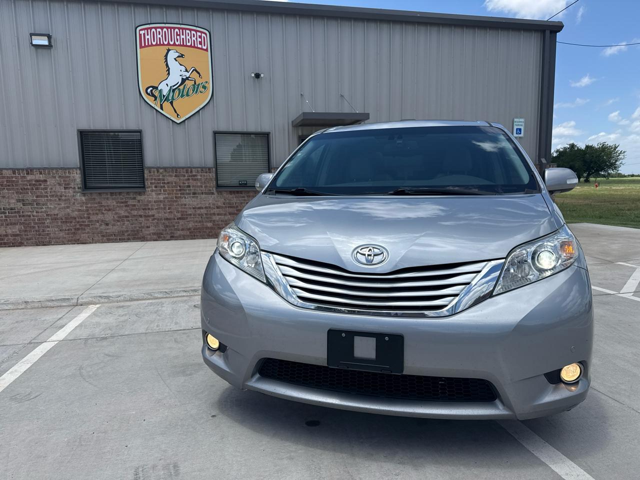 Toyota Sienna 5dr 7-Pass Van V6 XLE AWD (Natl) 2013
