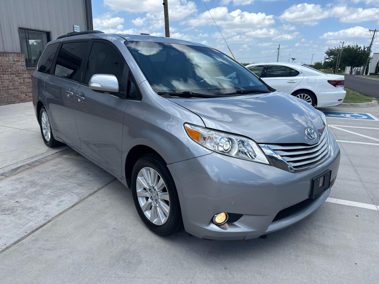 Toyota Sienna 5dr 7-Pass Van V6 XLE AWD (Natl) 2013