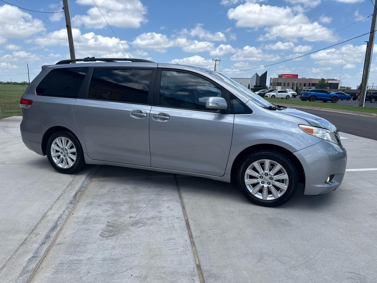 Toyota Sienna 5dr 7-Pass Van V6 XLE AWD (Natl) 2013