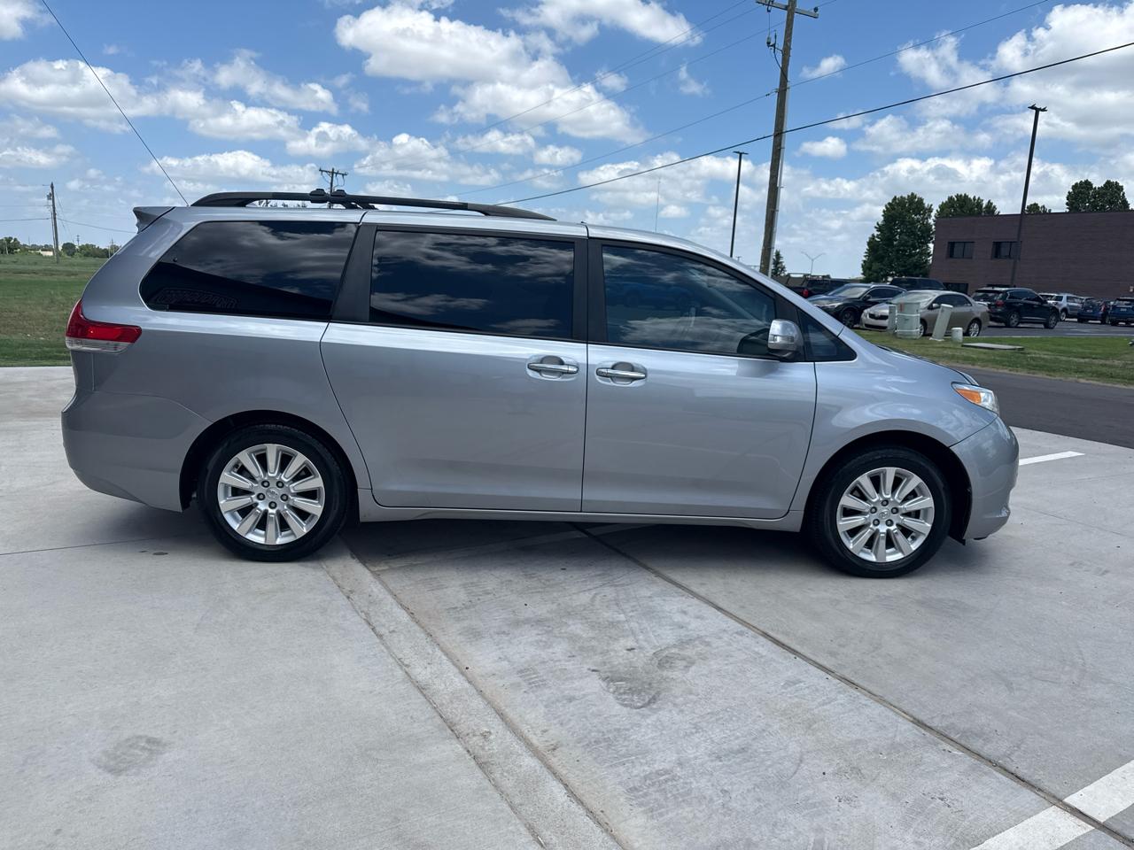 Toyota Sienna 5dr 7-Pass Van V6 XLE AWD (Natl) 2013