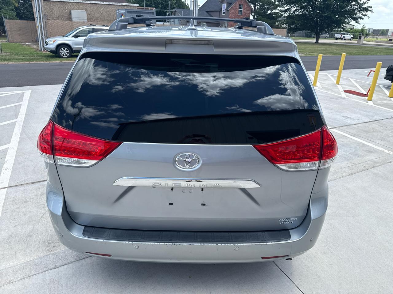 Toyota Sienna 5dr 7-Pass Van V6 XLE AWD (Natl) 2013