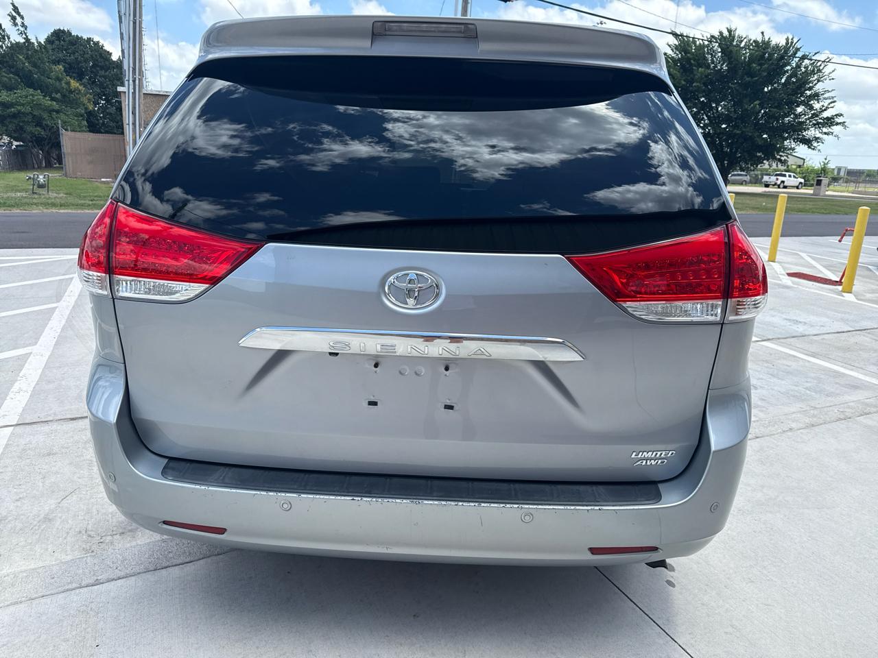 Toyota Sienna 5dr 7-Pass Van V6 XLE AWD (Natl) 2013