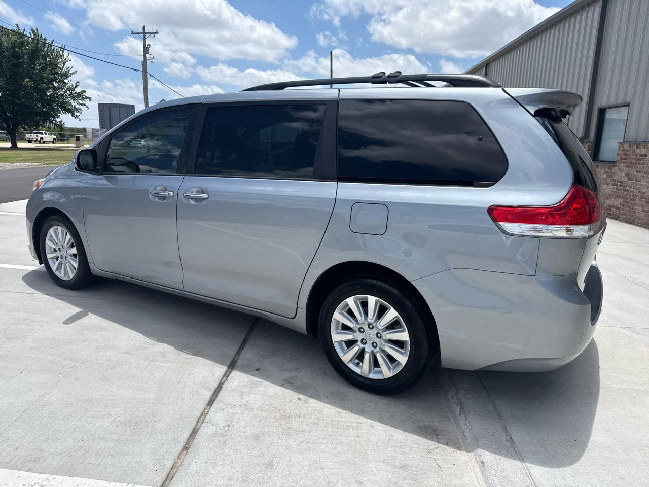 Toyota Sienna 5dr 7-Pass Van V6 XLE AWD (Natl) 2013