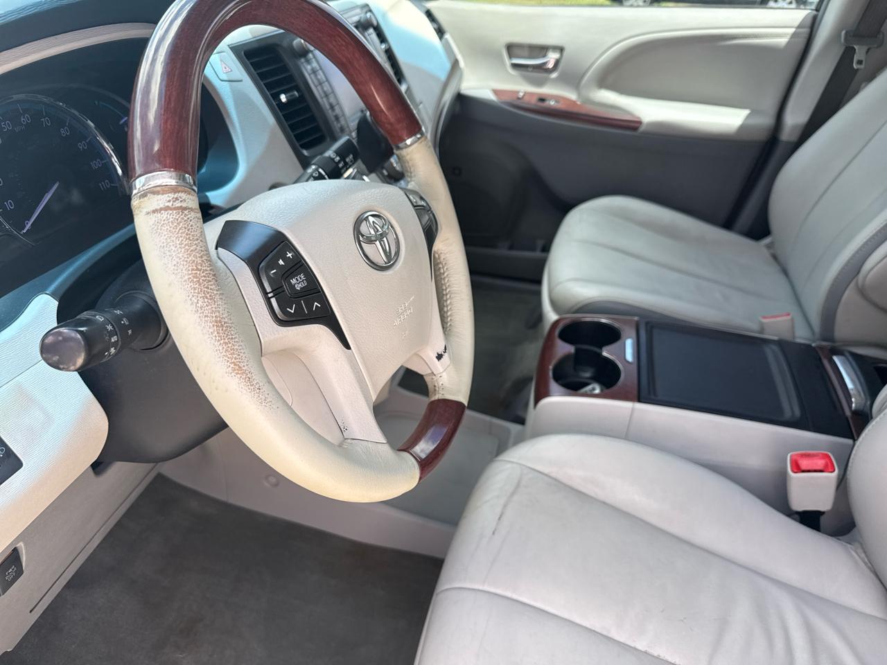 Toyota Sienna 5dr 7-Pass Van V6 XLE AWD (Natl) 2013