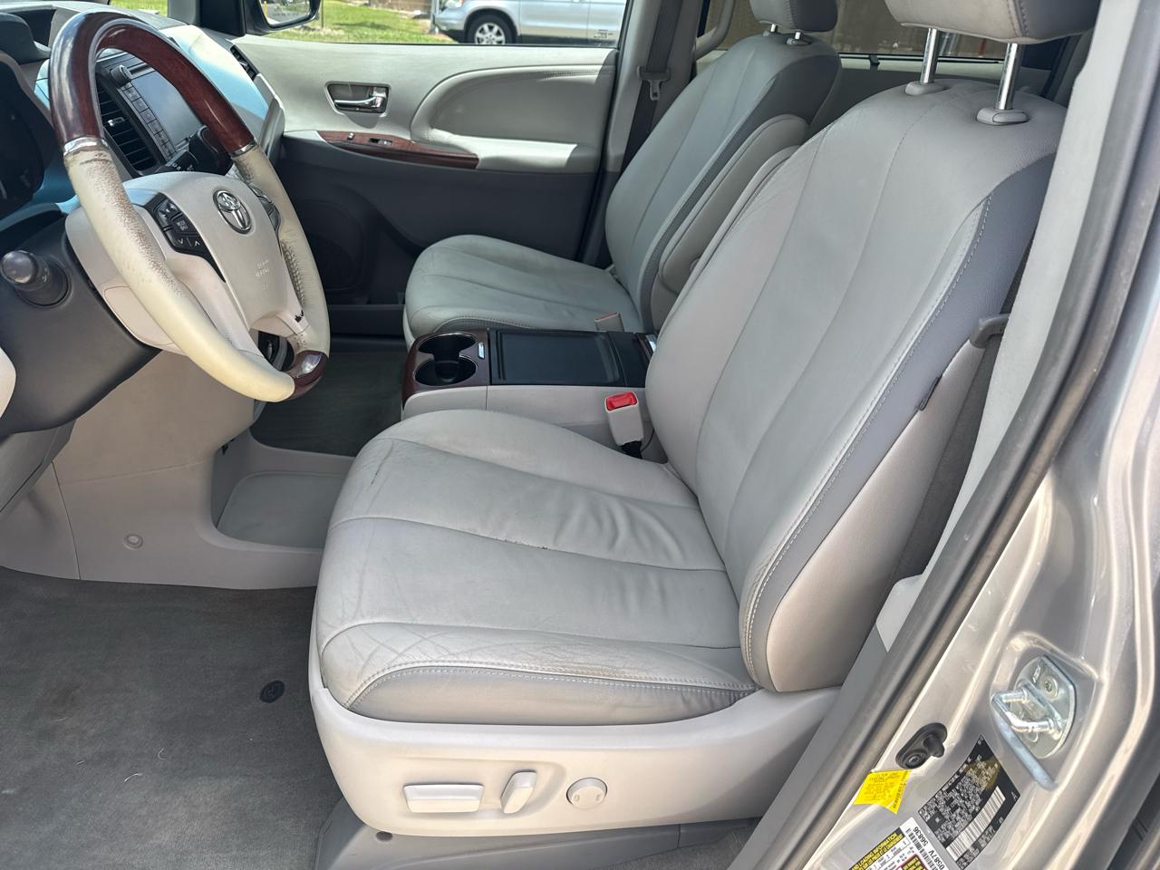 Toyota Sienna 5dr 7-Pass Van V6 XLE AWD (Natl) 2013