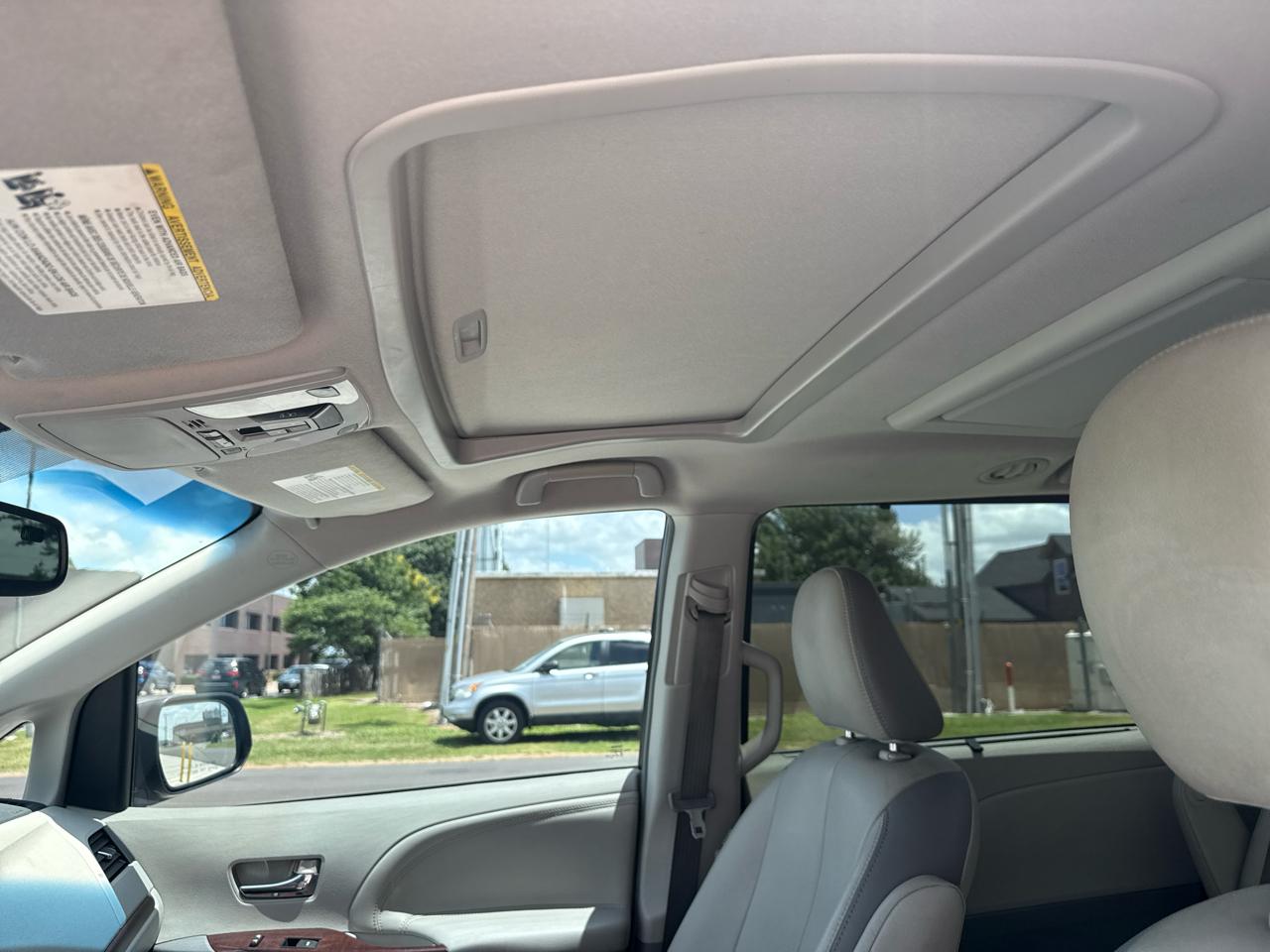 Toyota Sienna 5dr 7-Pass Van V6 XLE AWD (Natl) 2013