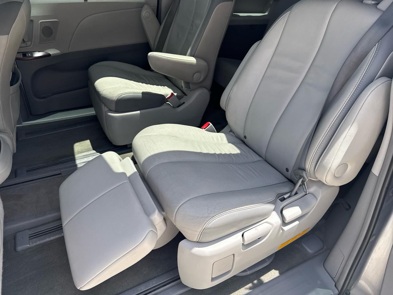 Toyota Sienna 5dr 7-Pass Van V6 XLE AWD (Natl) 2013