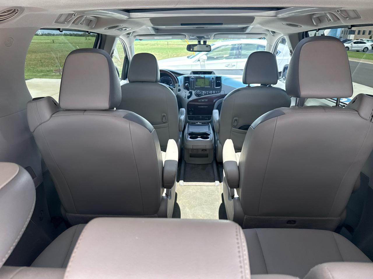 Toyota Sienna 5dr 7-Pass Van V6 XLE AWD (Natl) 2013
