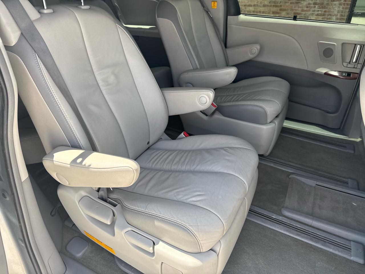 Toyota Sienna 5dr 7-Pass Van V6 XLE AWD (Natl) 2013