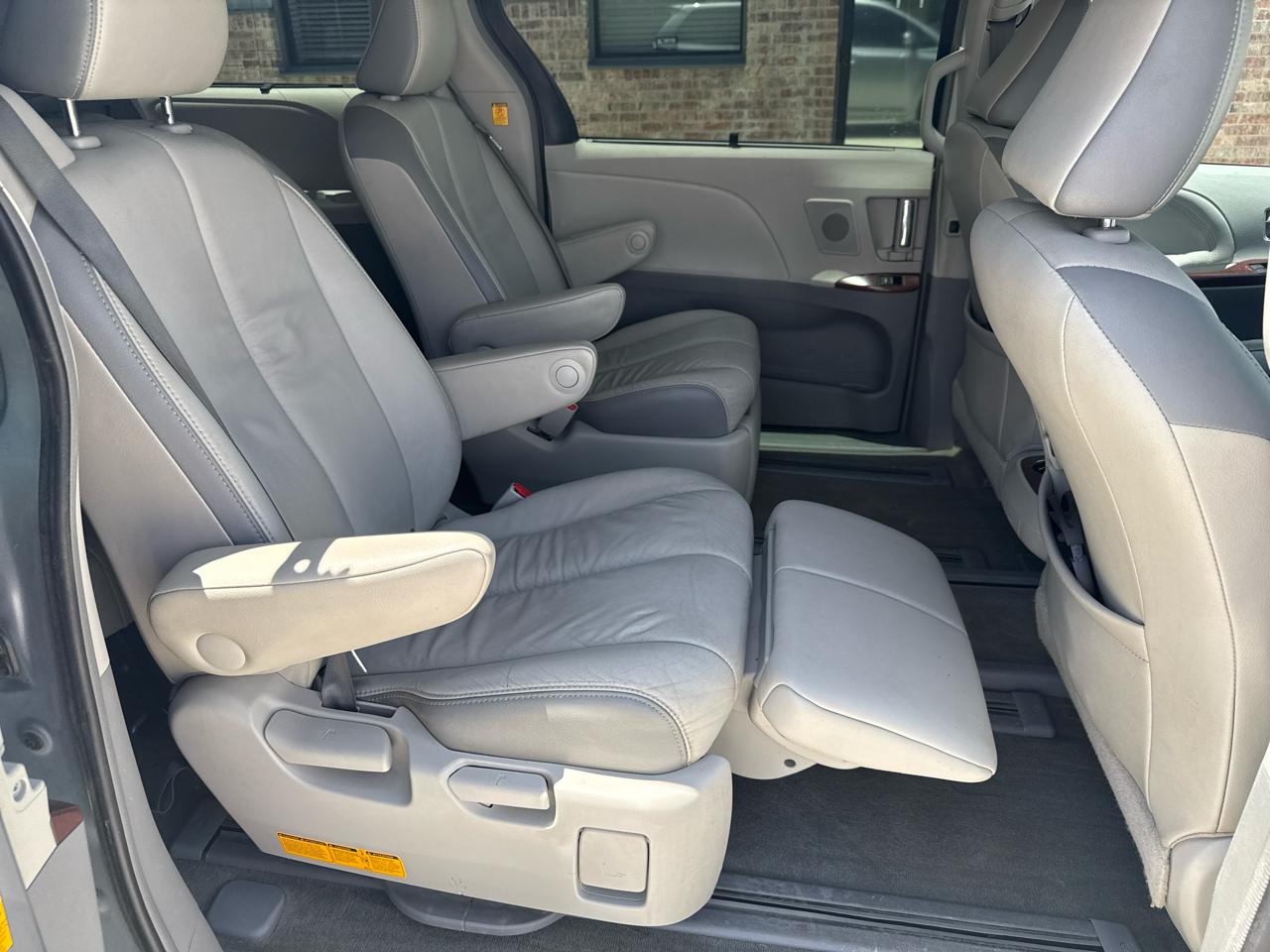 Toyota Sienna 5dr 7-Pass Van V6 XLE AWD (Natl) 2013