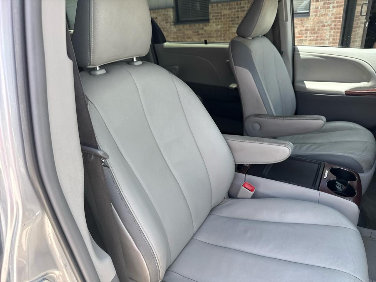 Toyota Sienna 5dr 7-Pass Van V6 XLE AWD (Natl) 2013