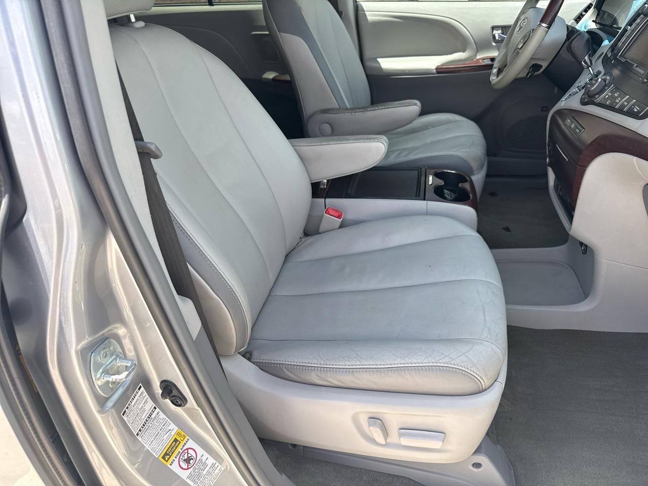 Toyota Sienna 5dr 7-Pass Van V6 XLE AWD (Natl) 2013