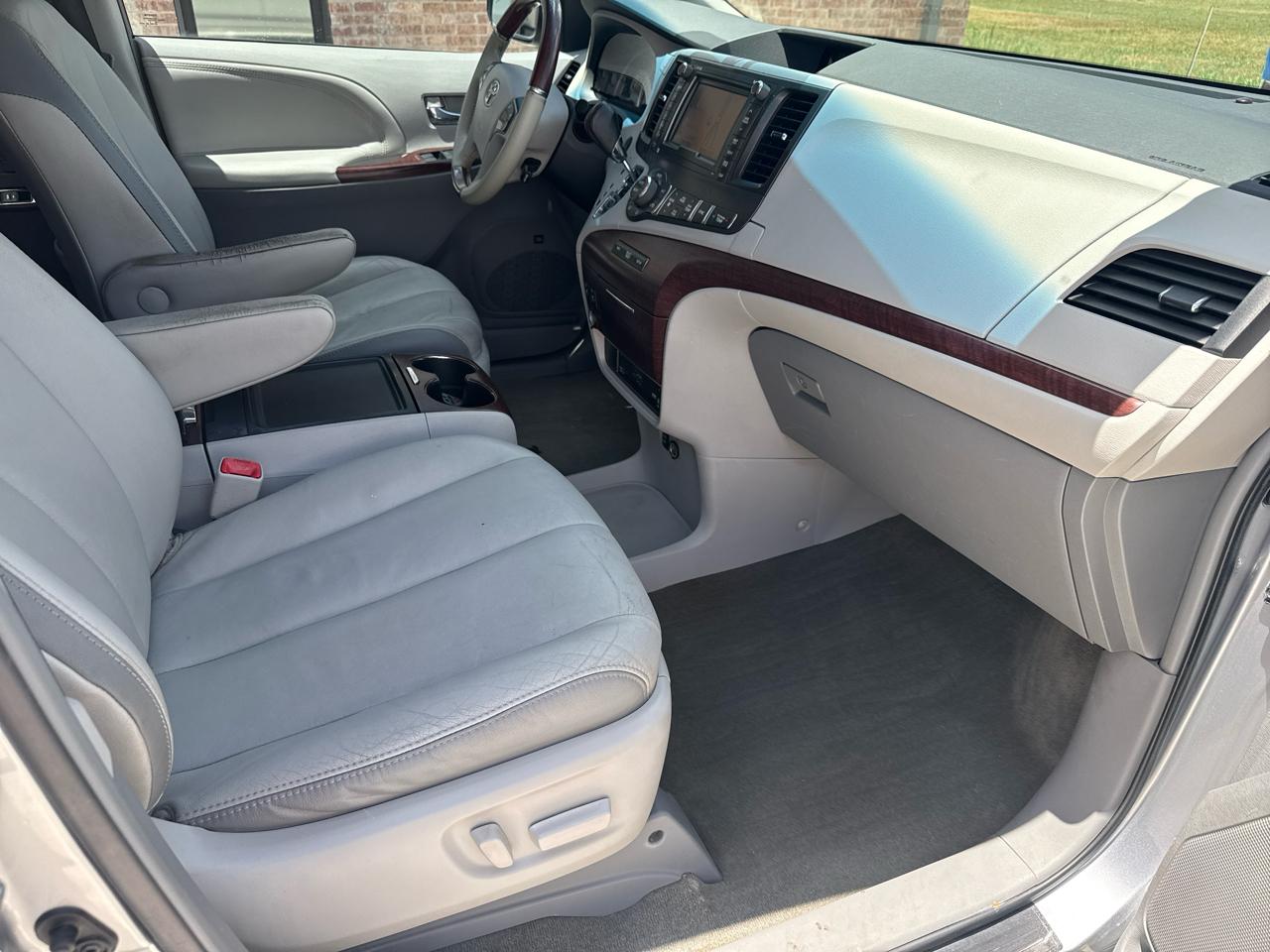 Toyota Sienna 5dr 7-Pass Van V6 XLE AWD (Natl) 2013