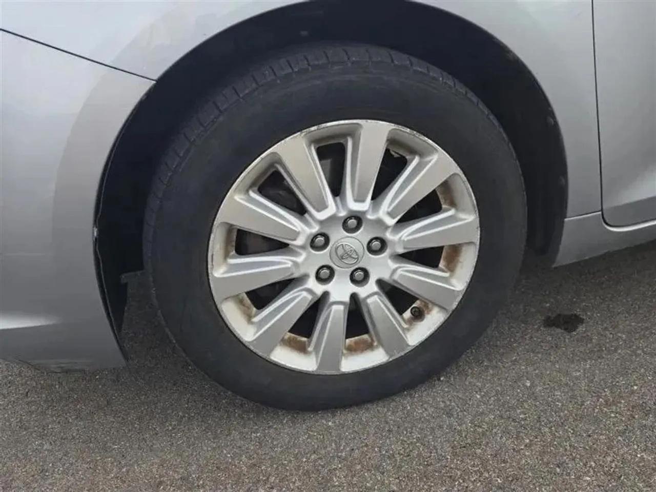 Toyota Sienna 5dr 7-Pass Van V6 XLE AWD (Natl) 2013