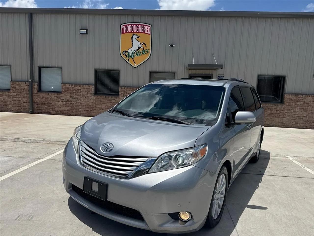 Toyota Sienna 5dr 7-Pass Van V6 XLE AWD (Natl) 2013