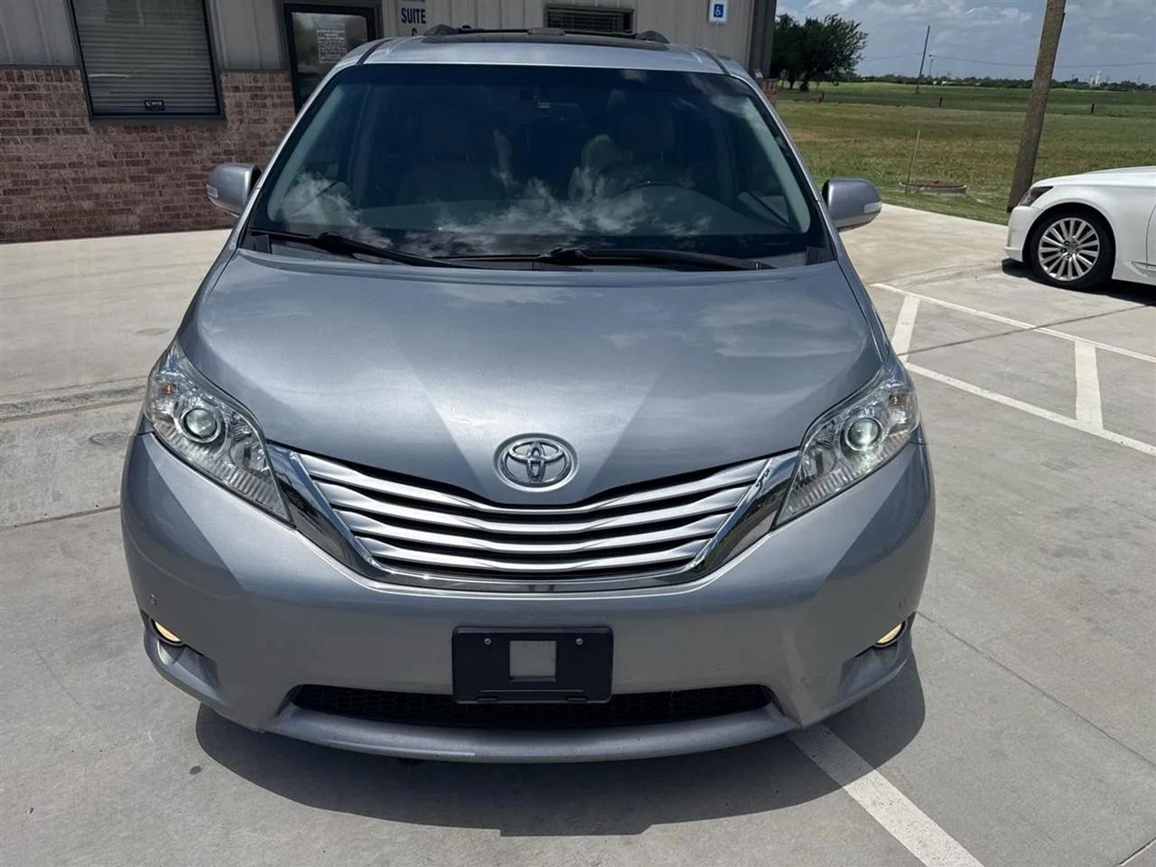 Toyota Sienna 5dr 7-Pass Van V6 XLE AWD (Natl) 2013