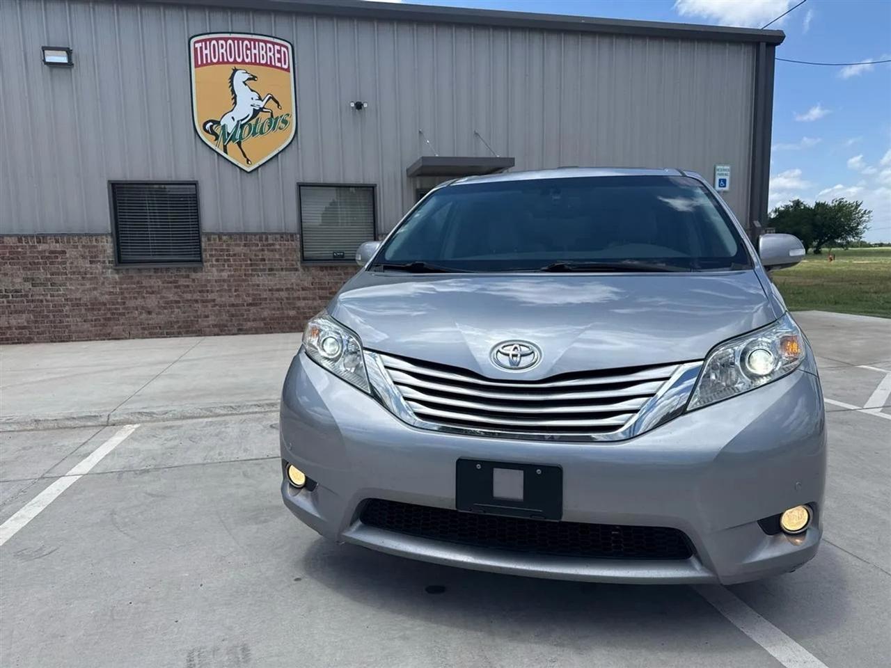 Toyota Sienna 5dr 7-Pass Van V6 XLE AWD (Natl) 2013