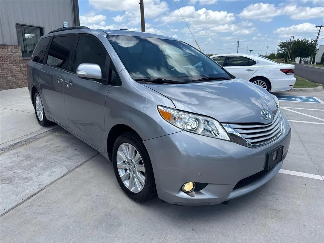 Toyota Sienna 5dr 7-Pass Van V6 XLE AWD (Natl) 2013