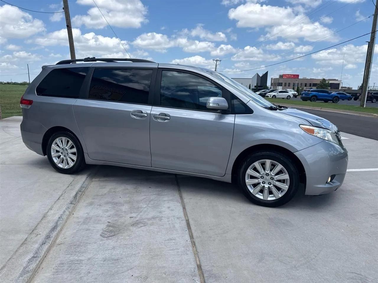 Toyota Sienna 5dr 7-Pass Van V6 XLE AWD (Natl) 2013