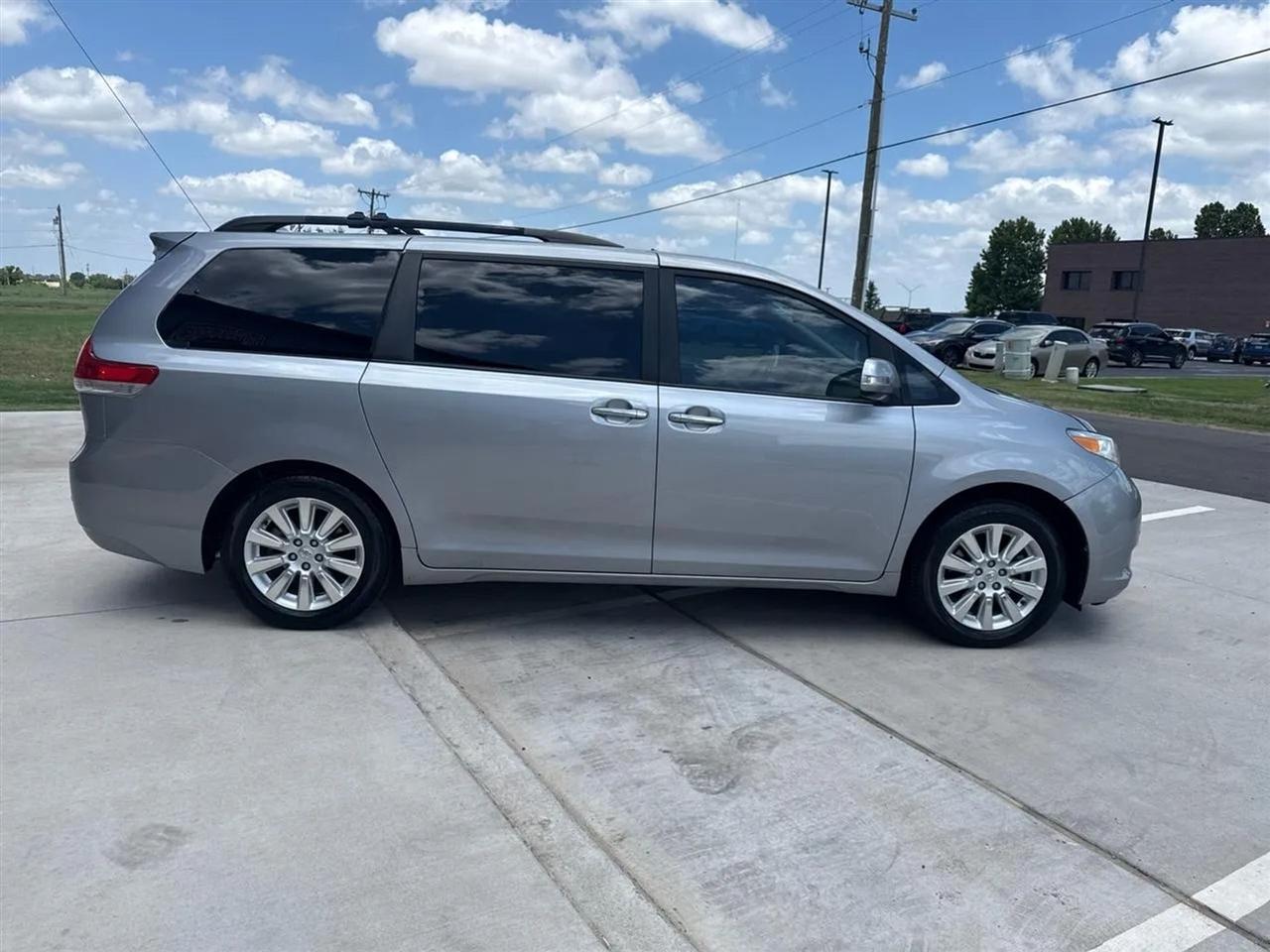 Toyota Sienna 5dr 7-Pass Van V6 XLE AWD (Natl) 2013