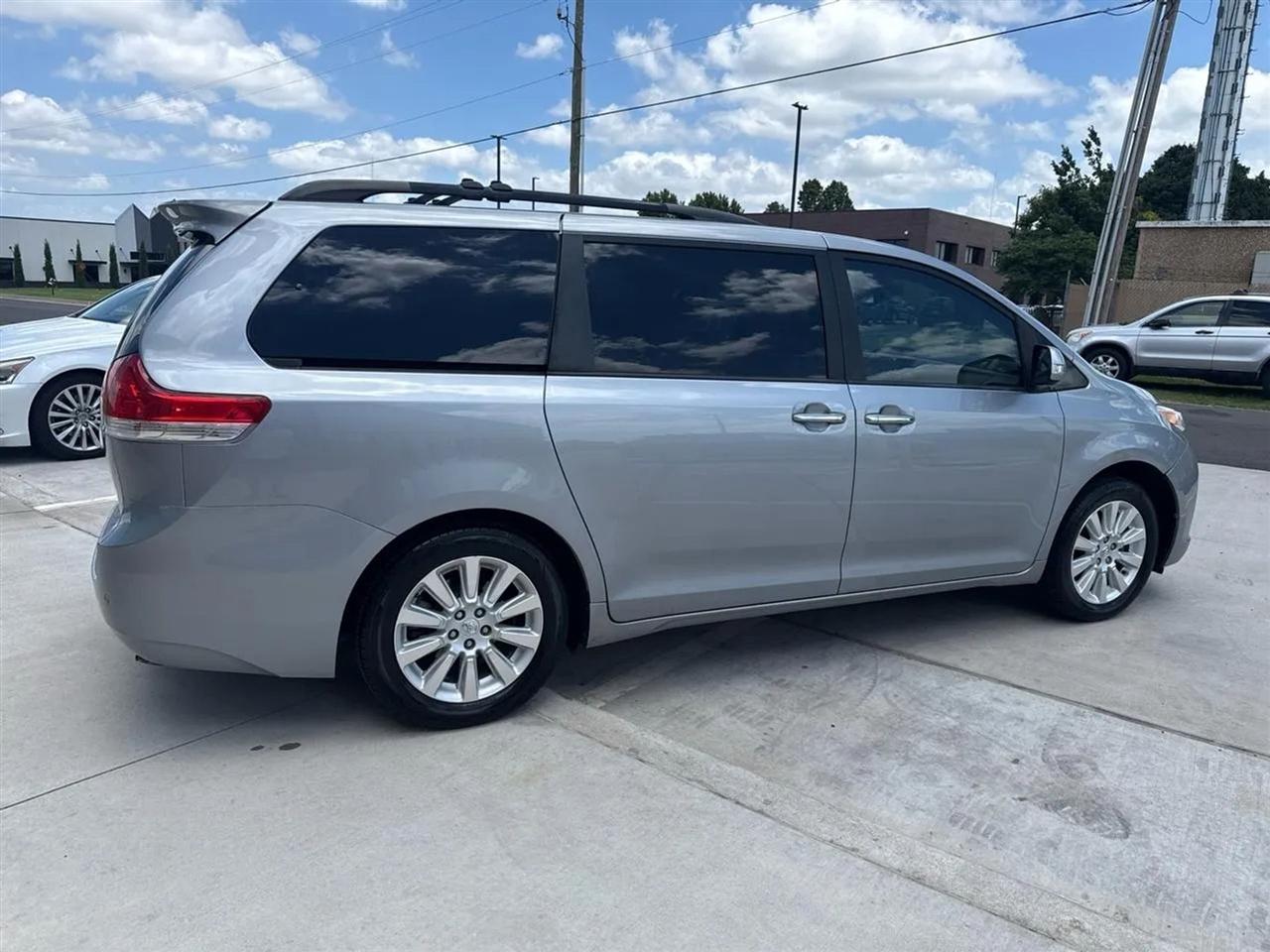 Toyota Sienna 5dr 7-Pass Van V6 XLE AWD (Natl) 2013
