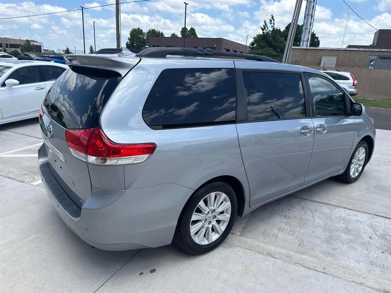 Toyota Sienna 5dr 7-Pass Van V6 XLE AWD (Natl) 2013