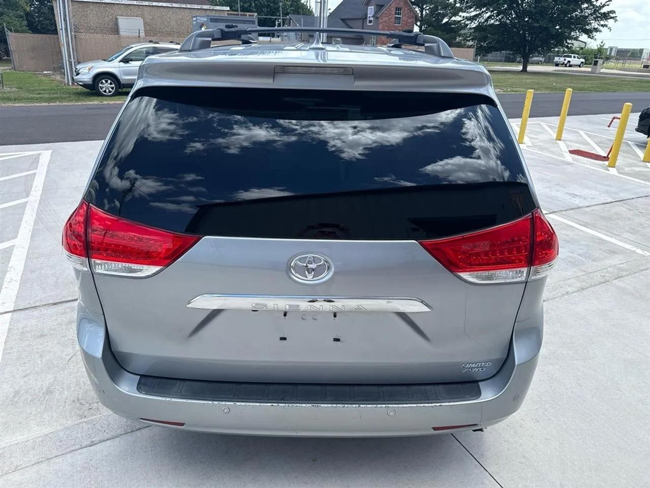 Toyota Sienna 5dr 7-Pass Van V6 XLE AWD (Natl) 2013