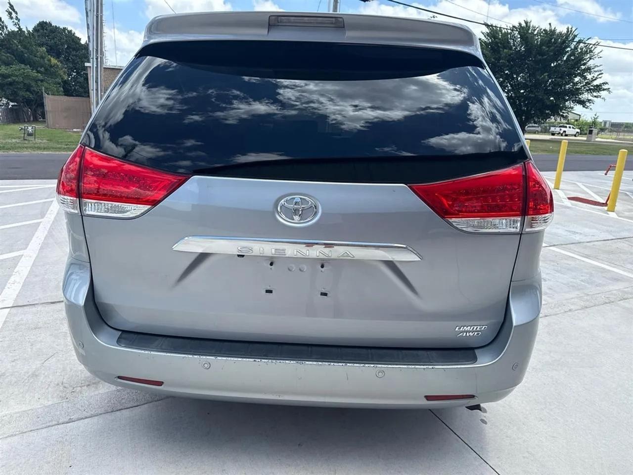 Toyota Sienna 5dr 7-Pass Van V6 XLE AWD (Natl) 2013