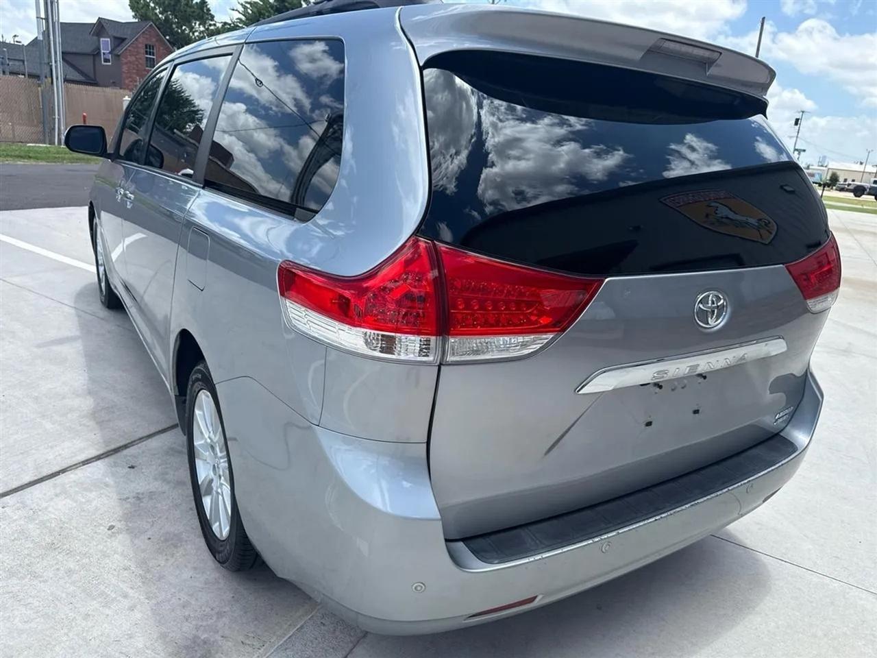Toyota Sienna 5dr 7-Pass Van V6 XLE AWD (Natl) 2013