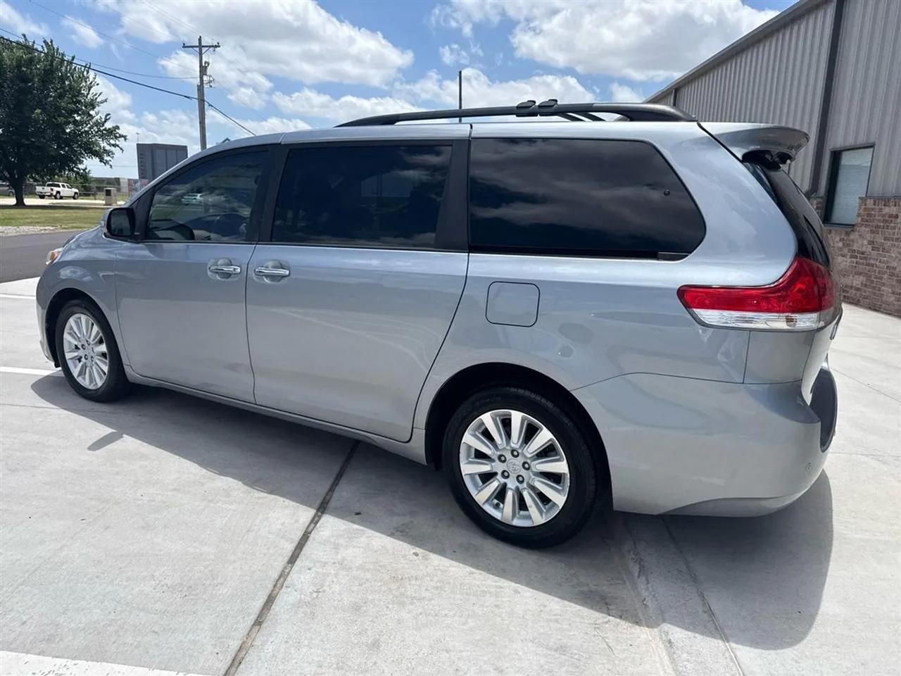 Toyota Sienna 5dr 7-Pass Van V6 XLE AWD (Natl) 2013
