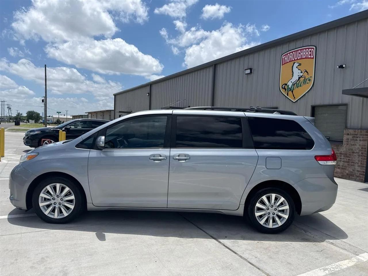 Toyota Sienna 5dr 7-Pass Van V6 XLE AWD (Natl) 2013