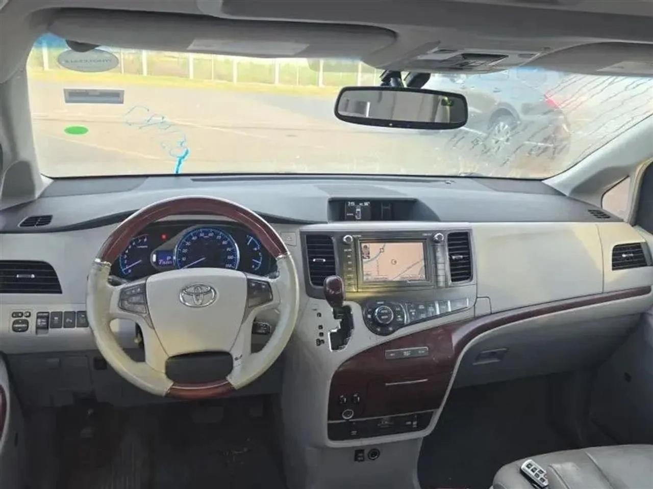 Toyota Sienna 5dr 7-Pass Van V6 XLE AWD (Natl) 2013