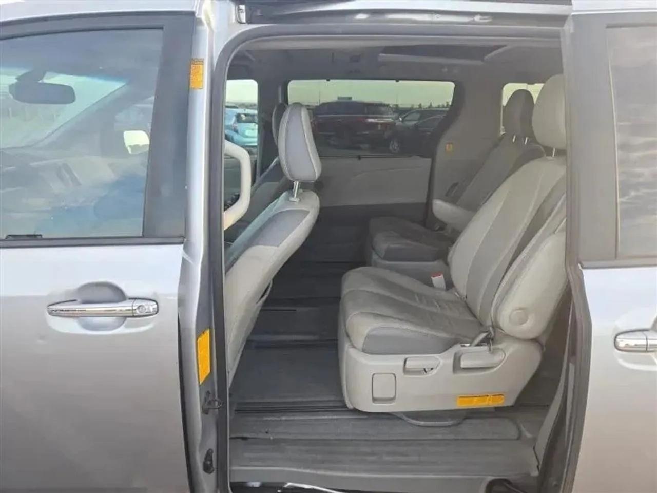 Toyota Sienna 5dr 7-Pass Van V6 XLE AWD (Natl) 2013