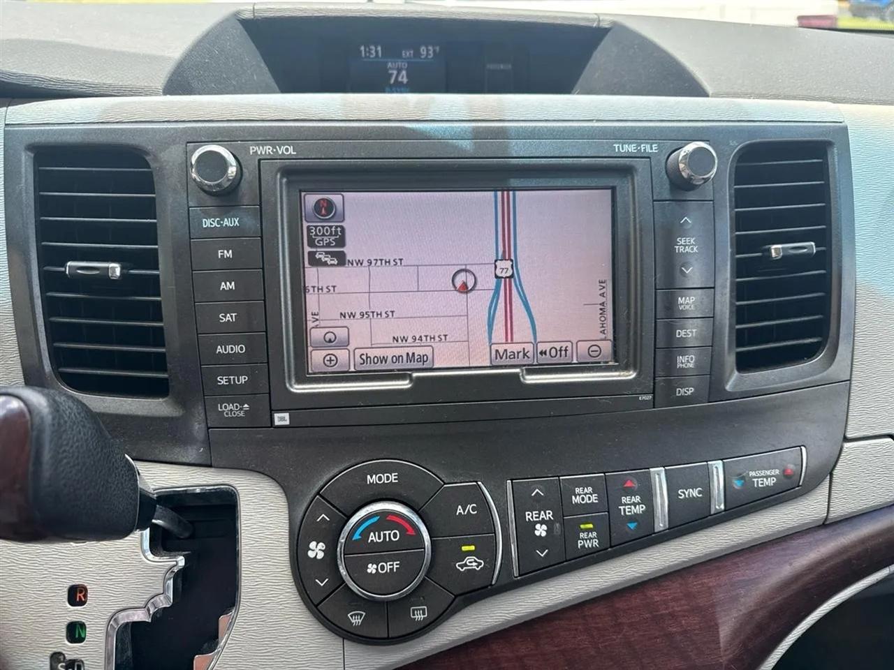 Toyota Sienna 5dr 7-Pass Van V6 XLE AWD (Natl) 2013