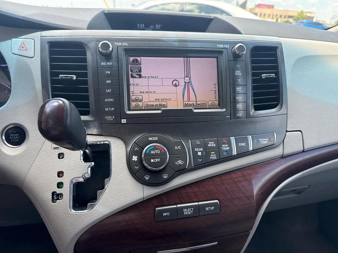 Toyota Sienna 5dr 7-Pass Van V6 XLE AWD (Natl) 2013