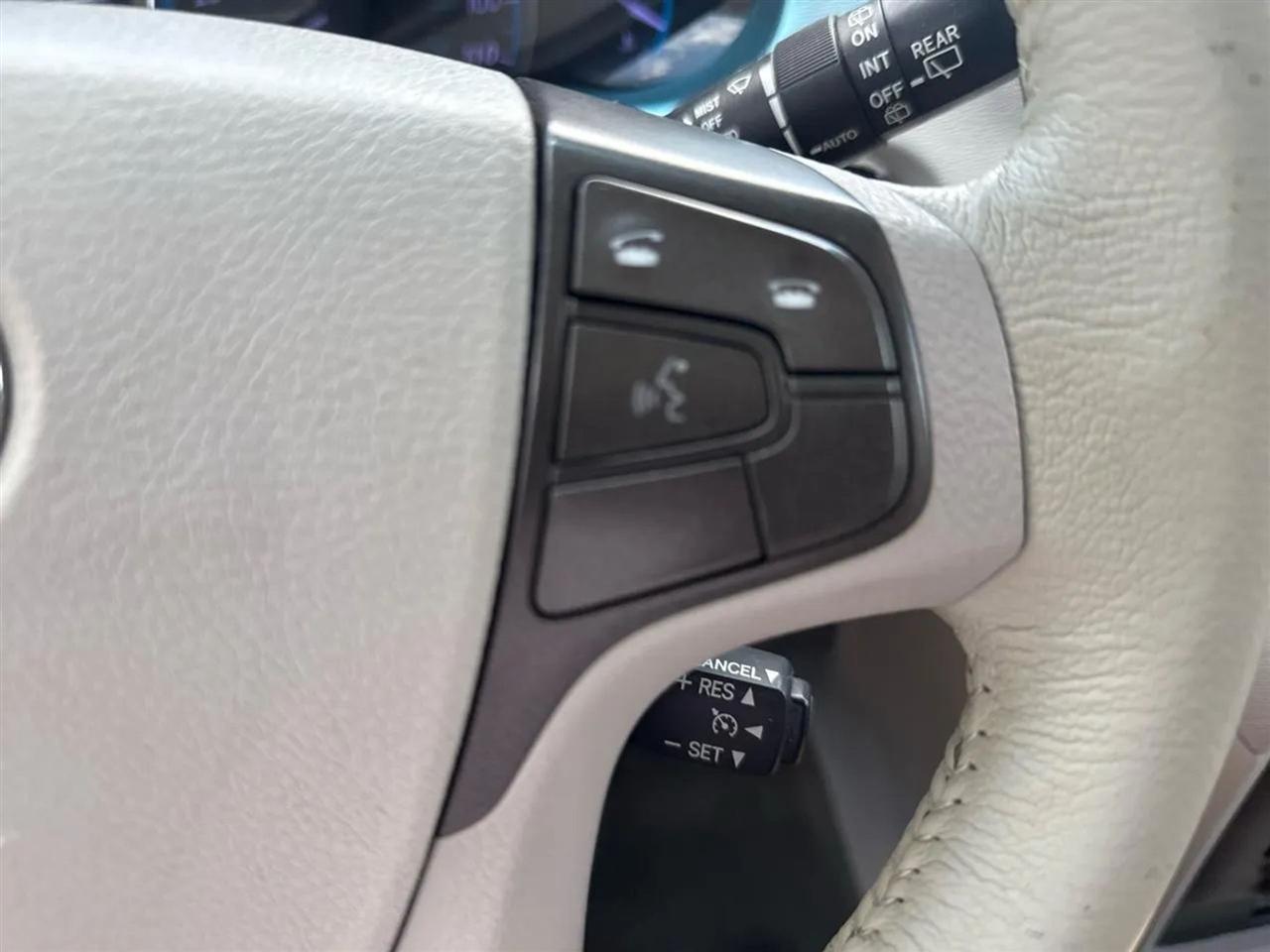 Toyota Sienna 5dr 7-Pass Van V6 XLE AWD (Natl) 2013
