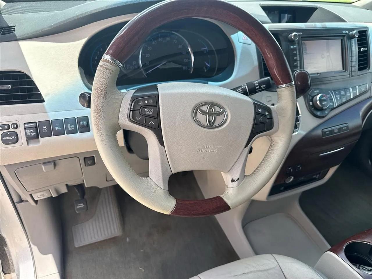 Toyota Sienna 5dr 7-Pass Van V6 XLE AWD (Natl) 2013