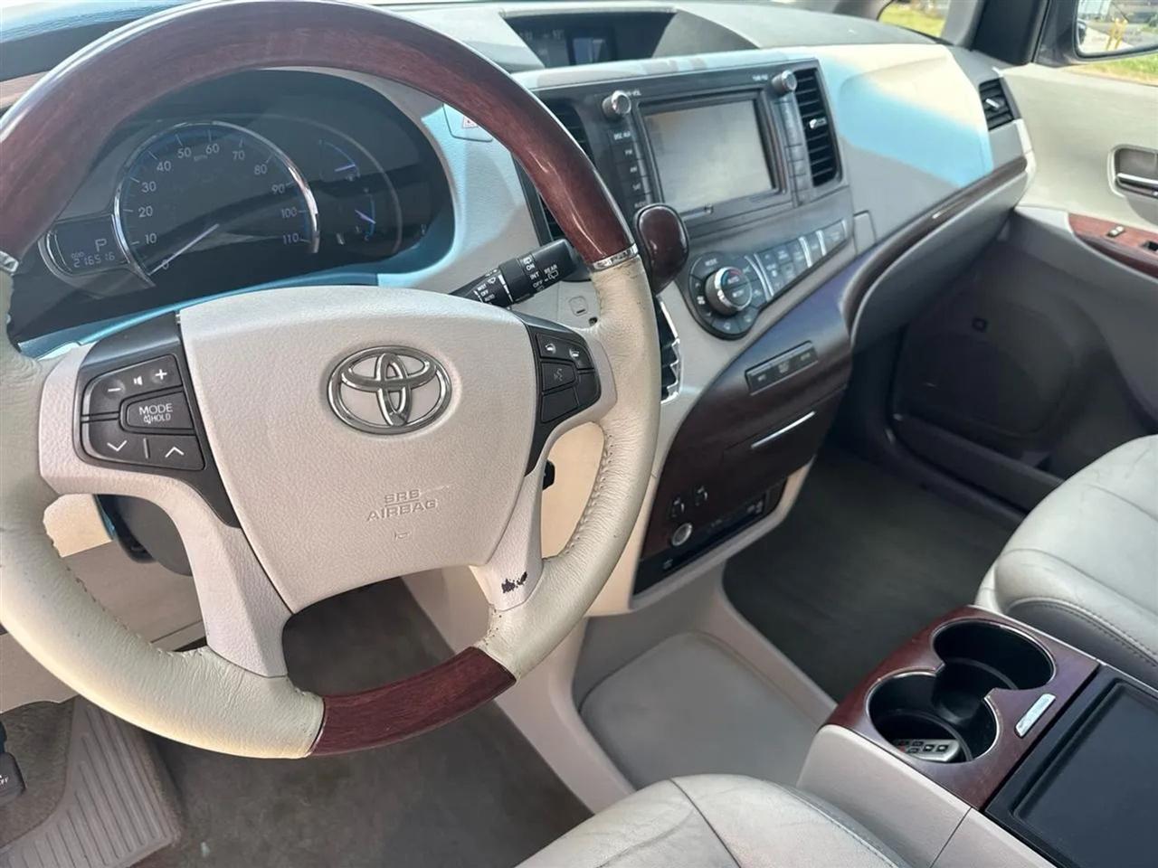 Toyota Sienna 5dr 7-Pass Van V6 XLE AWD (Natl) 2013