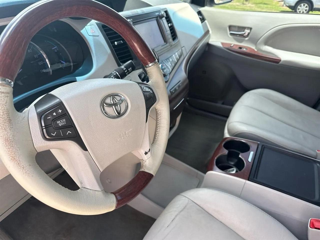 Toyota Sienna 5dr 7-Pass Van V6 XLE AWD (Natl) 2013