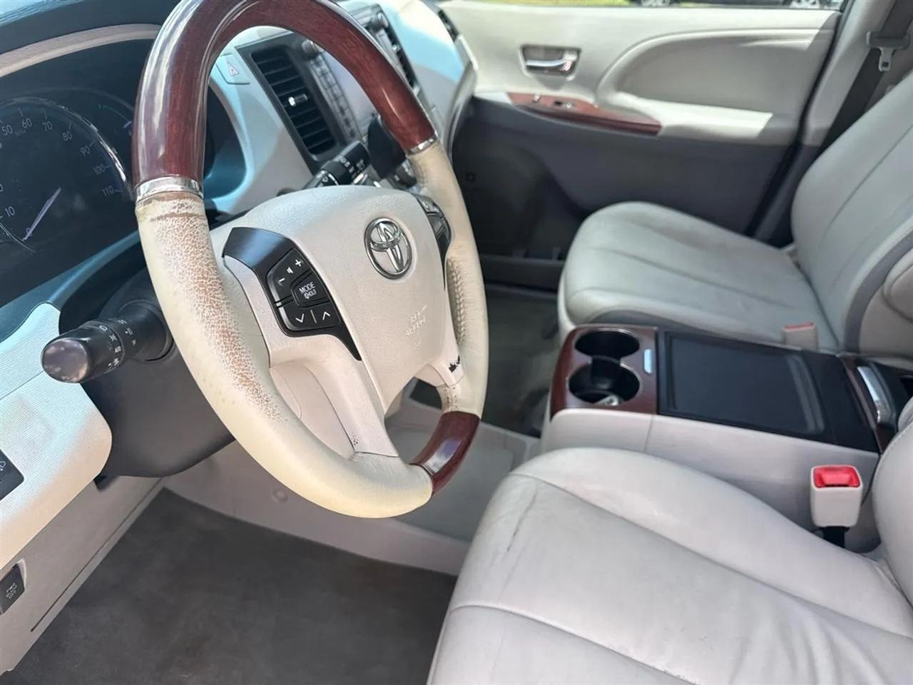 Toyota Sienna 5dr 7-Pass Van V6 XLE AWD (Natl) 2013