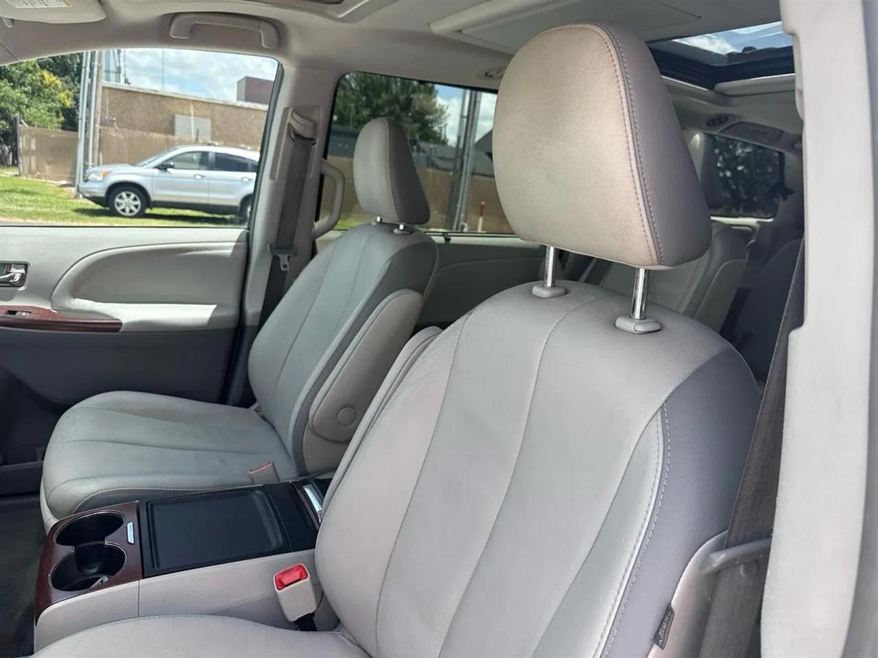 Toyota Sienna 5dr 7-Pass Van V6 XLE AWD (Natl) 2013